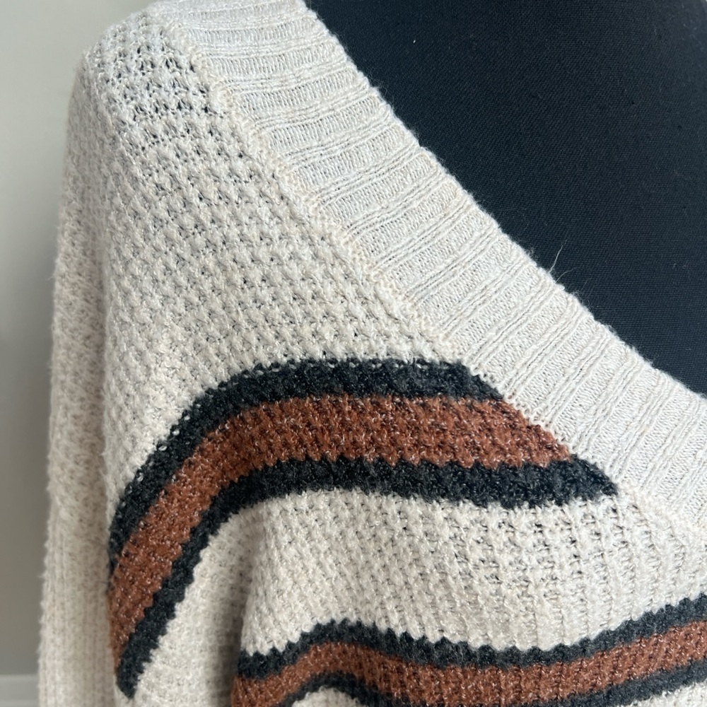 AMERICAN EAGLE - V NECK BOXY SWEATER - SIZE XS - Picture 3 of 4